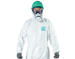 マイクロガード2000PLUSの男性着用写真